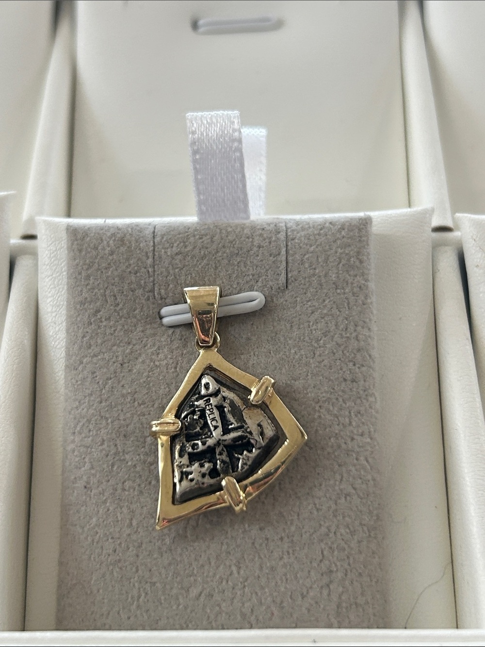 447262 14k yellow gold pendant